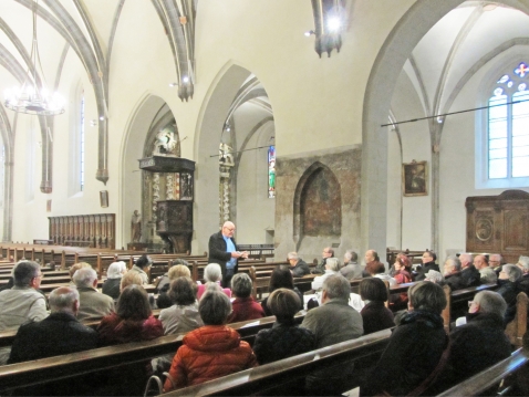 Les participants sont très attentifs à l'histoire proposée par Christian Regat