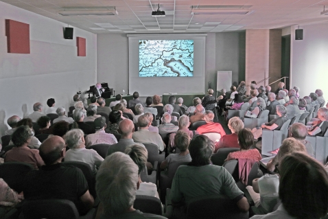 Des participants passionnés par l'histoire des châteaux de Pringy