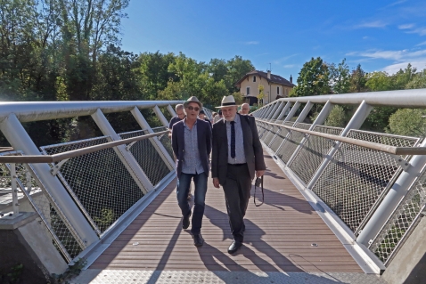 Sur une passerelle sur le Thiou