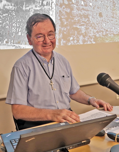 Le conférencier, père Pierre Tournade